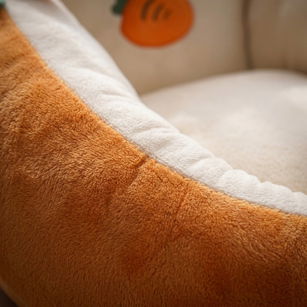 Nahaufnahme des weichen, flauschigen Veloursstoffs am orangen Rand mit cremefarbener Kante und Sitzfläche 2