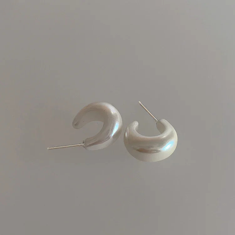 Minimalist Pearl C Earrings – Lunette