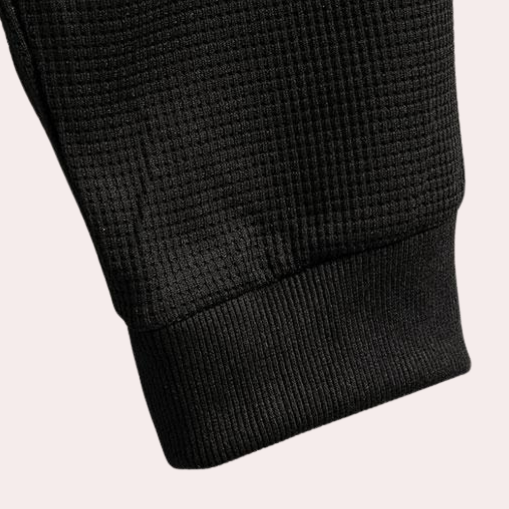 Schwarze Jogginghose, Waffelstruktur, Bündchen, Baumwolle, Herrenmode, Freizeitkleidung.