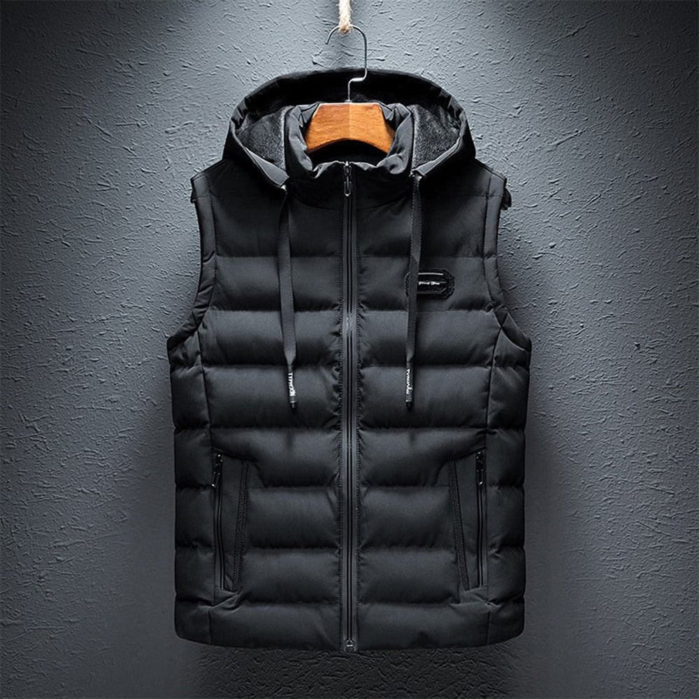 Schwarze Steppweste mit Kapuze, Reißverschluss, Herrenmode, Winterbekleidung, warm, stilvoll.
