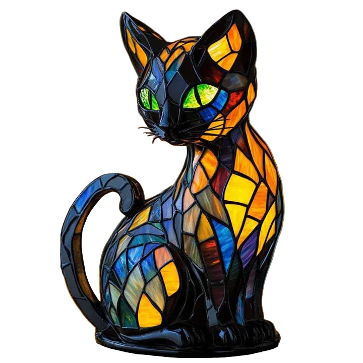 Sitzende Katzenfigur im Buntglas-Mosaik mit grünen Augen und geschwungenem Schwanz, freigestellt vor weißem Hintergrund 1