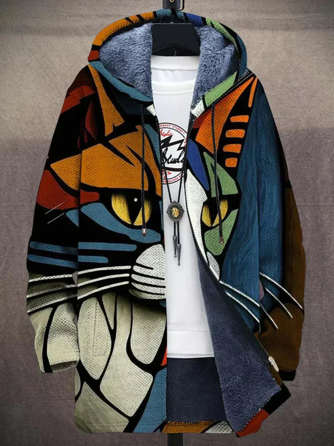 Offene Kapuzenjacke mit Plüschfutter und abstraktem, kubistischem Katzengesicht mit gelben Augen und Schnurrhaaren 4