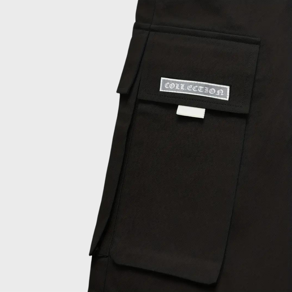 Schwarze Cargohose mit Seitentasche, Baumwolle, Herrenmode, urbaner Stil, lässige Bekleidung.