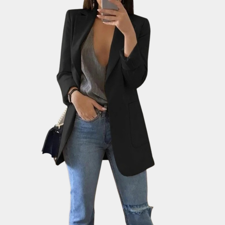 Frau in schwarzem Blazer, grauem Top und Jeans, modisch, elegant, Damenmode, Streetstyle.