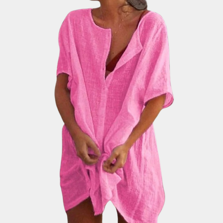 Frau in pinkem Leinenkleid, Sommermode, lässig, kurzärmelig, Strandkleidung.