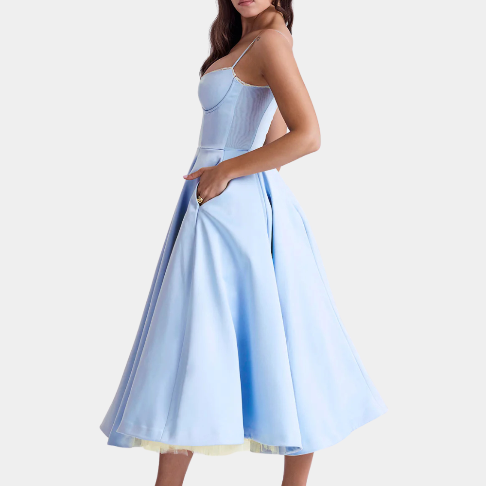 Frau in hellblauem, ärmellosem Kleid mit weitem Rock, elegantes Abendkleid, Seitenansicht.