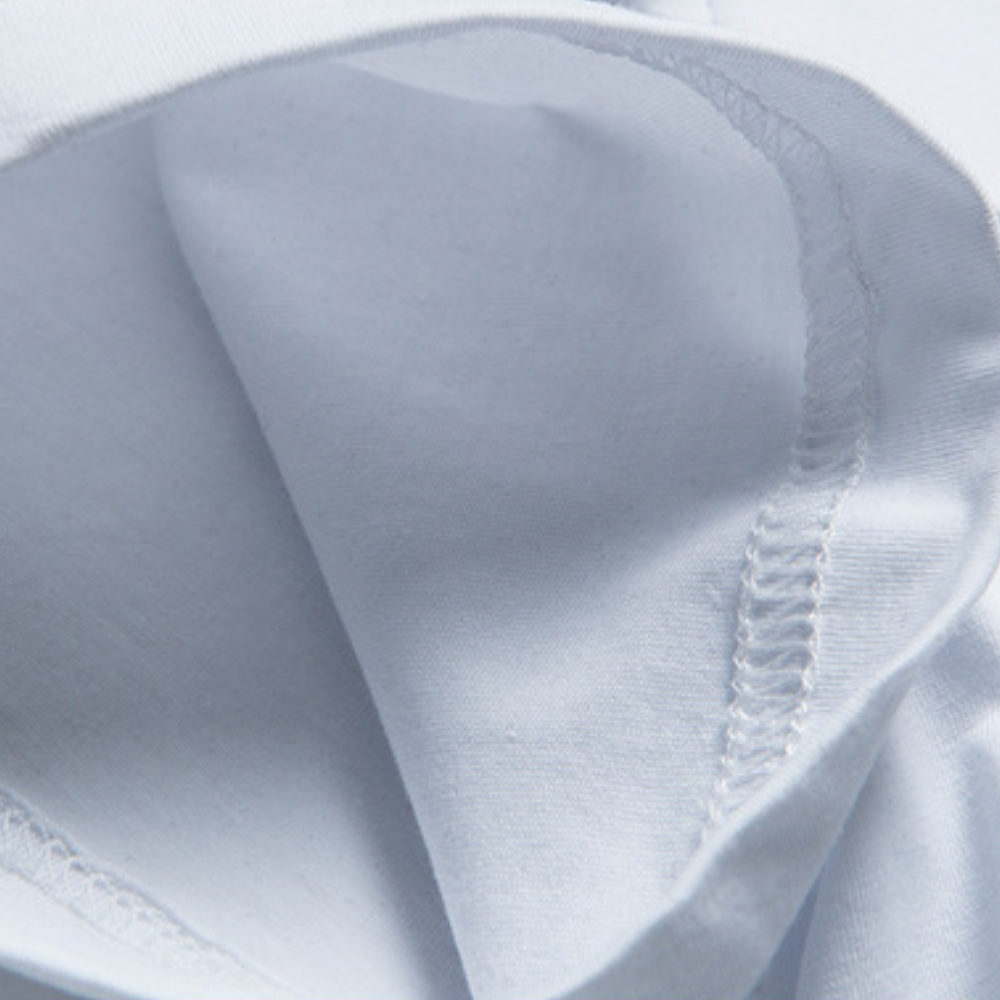 Weiße Baumwoll-T-Shirt-Naht, Nahaufnahme, weiches Material, hochwertige Verarbeitung.