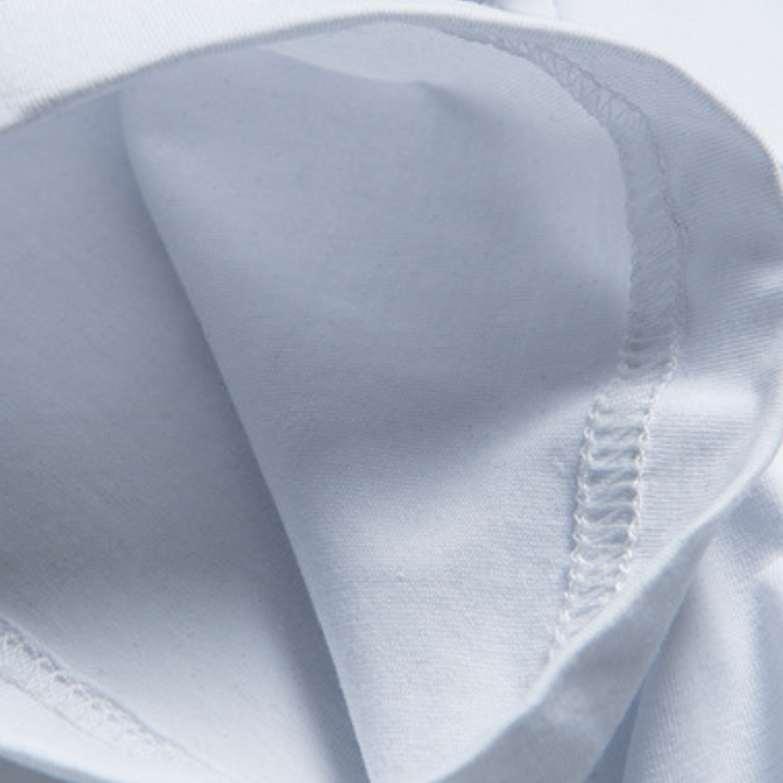 Weiße Baumwoll-T-Shirt-Naht, Nahaufnahme, weiches Material, hochwertige Verarbeitung.