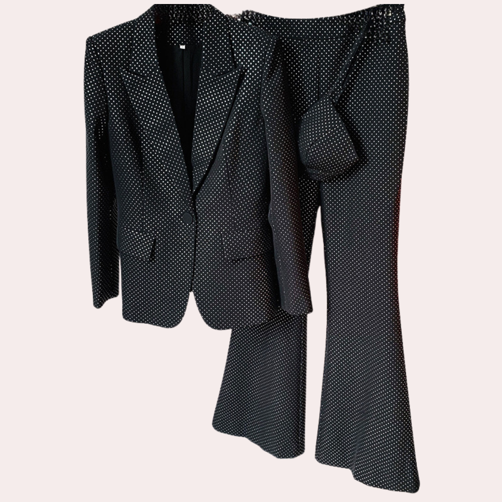 Schwarzer Damenanzug mit weißen Punkten, Blazer und Hose, elegantes Design, Businessmode.