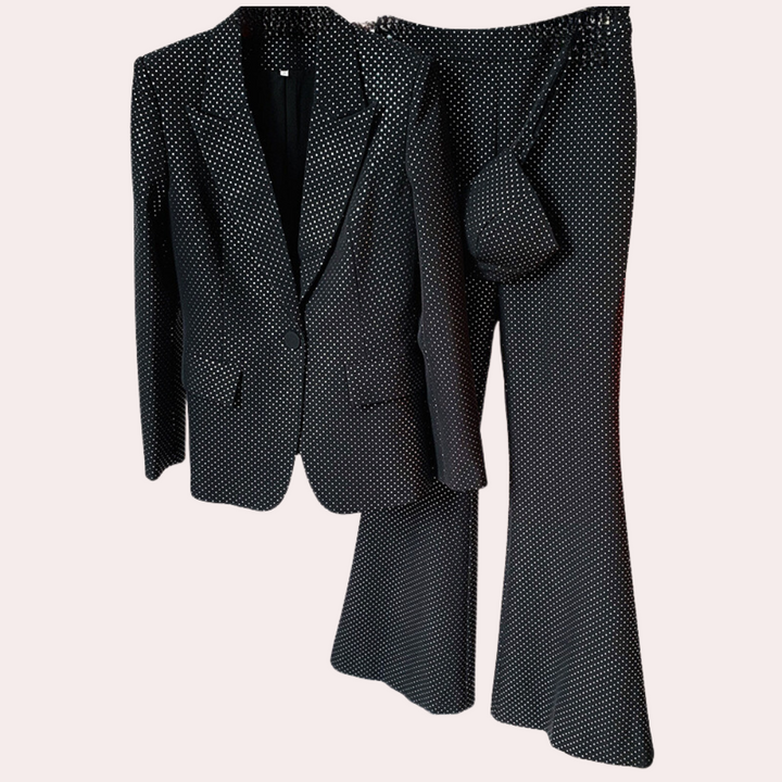 Schwarzer Damenanzug mit weißen Punkten, Blazer und Hose, elegantes Design, Businessmode.