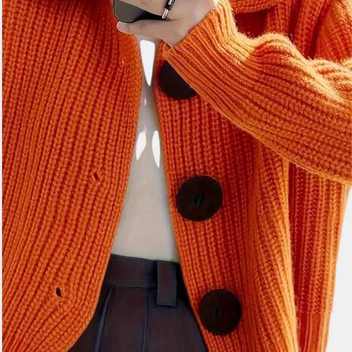 Orange Strickjacke mit großen Knöpfen, Damenmode, Herbstbekleidung, grob gestrickt.