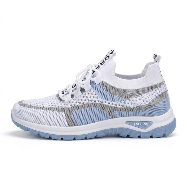 Seitenansicht eines weiß-hellblauen Mesh-Sneakers mit grauen Akzenten, weißen Schnürsenkeln und hellblauer Profilsohle auf weißem Hintergrund. 1