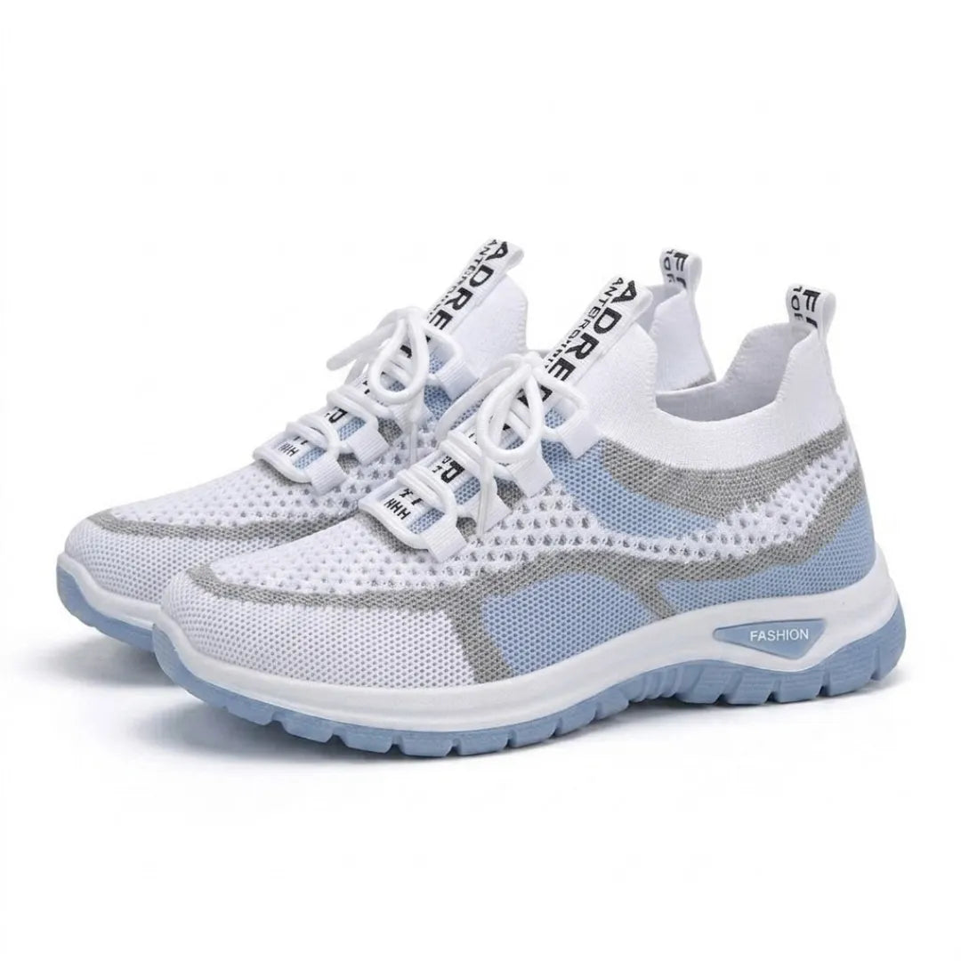 Paar weiß-hellblauer Mesh-Sneaker mit grauen Streifen und Schnürung, schräg von vorne auf weißem Hintergrund. 7