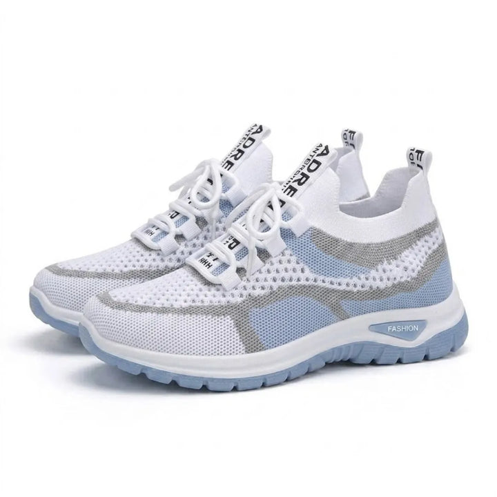 Paar weiß-hellblauer Mesh-Sneaker mit grauen Streifen und Schnürung, schräg von vorne auf weißem Hintergrund. 7