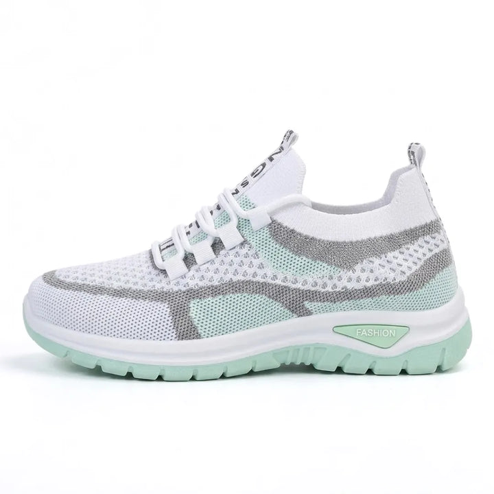 Seitenansicht eines weißen Mesh-Sneakers mit mintgrünen und grauen Akzenten, Schnürung und mintgrüner Sohle auf weißem Hintergrund. 10