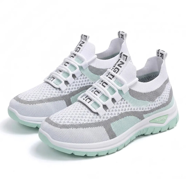 Paar weiß-mintgrüner Mesh-Sneaker mit grauen Streifen und Schnürung, schräg von vorne auf weißem Hintergrund. 16