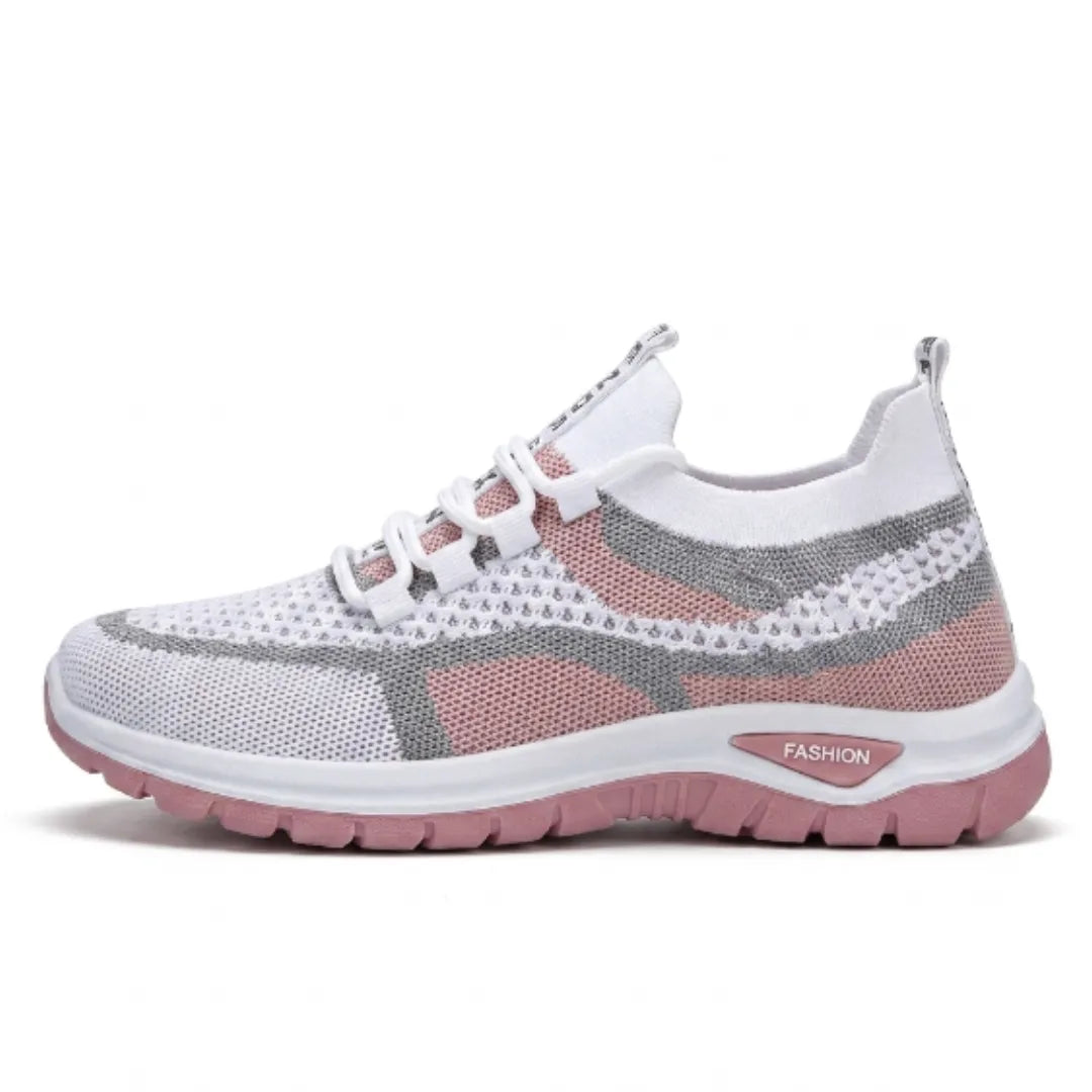 Seitenansicht eines weißen Mesh-Sneakers mit rosa und grauen Akzenten, Schnürung und rosa Sohle auf weißem Hintergrund. 19