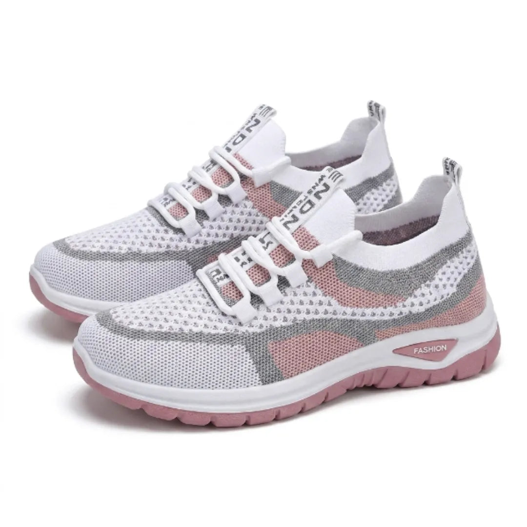 Paar weiß-rosa-grauer Mesh-Sneaker mit Gummischnürung und rosa Sohle, schräg von der Seite auf weißem Hintergrund. 25