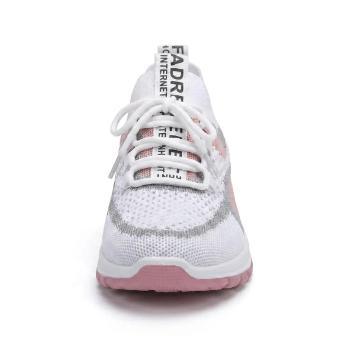 Frontansicht eines weißen Mesh-Sneakers mit rosa Akzenten, geschnürt, mit breiter Spitze und rosa Sohle. 26