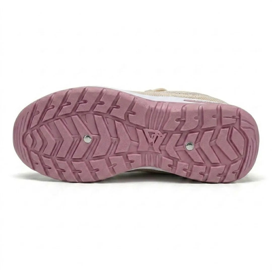 Profilierte rosa Laufsohle des beigen Sneakers von unten, mit Zickzack-Profil und zwei kleinen Metallnieten. 36