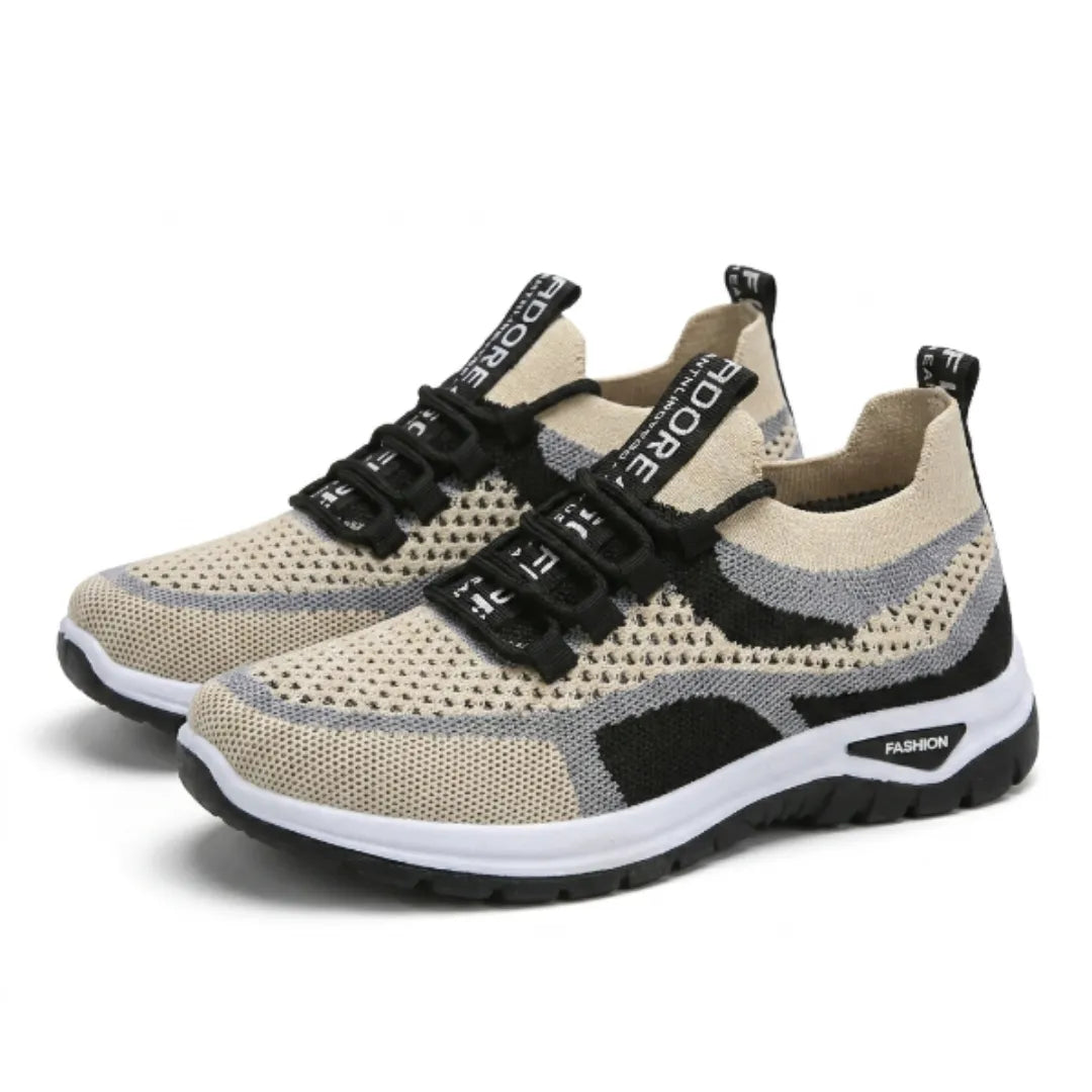 Paar beige-schwarzer Sneaker aus gestricktem Mesh mit grauen Akzenten, schwarzen Schnürsenkeln und weißer Sohle in Schrägansicht. 43