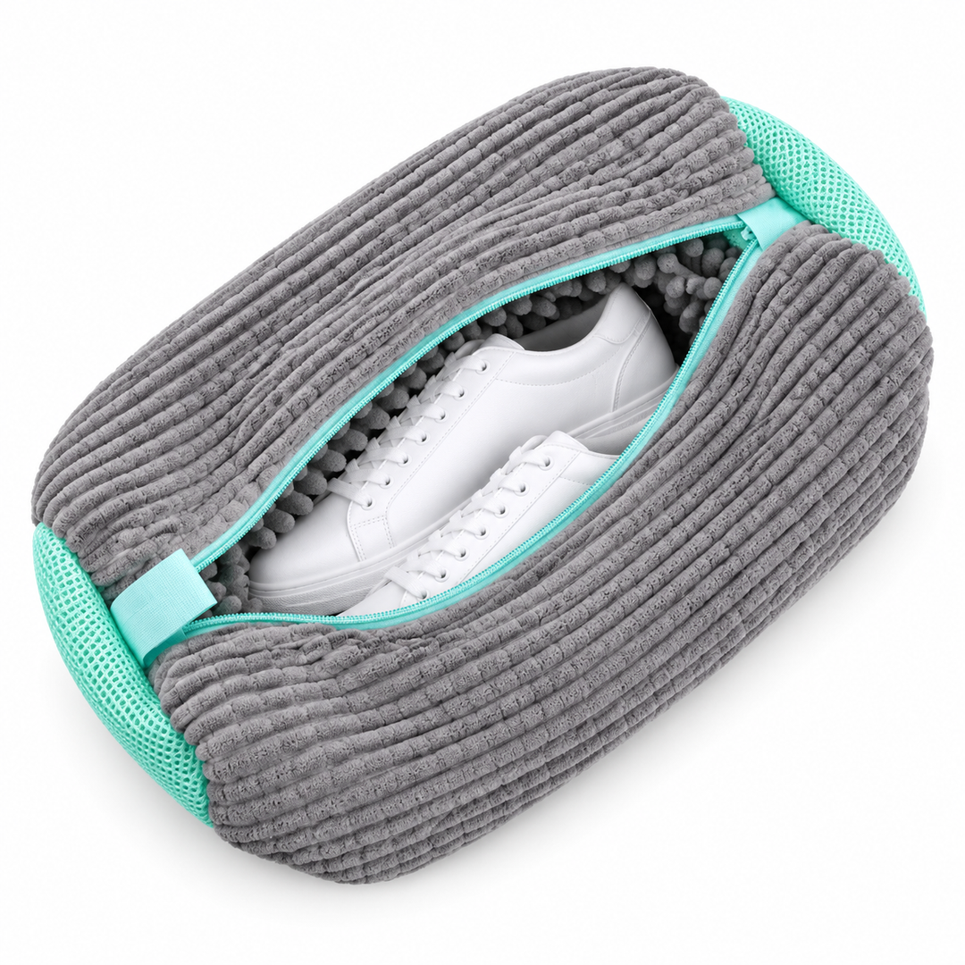 Graue Waschtasche aus gerippter Chenille mit türkisen Netzseiten, Reißverschluss offen, zwei Sneaker sichtbar 10