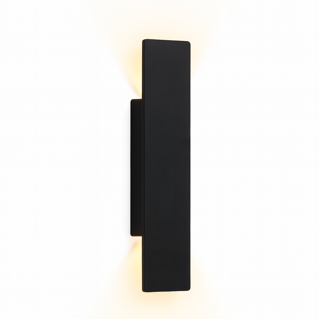 Schmale schwarze Wandleuchte von der Seite vor weißem Hintergrund, warmes Licht strahlt nach oben und unten. 1