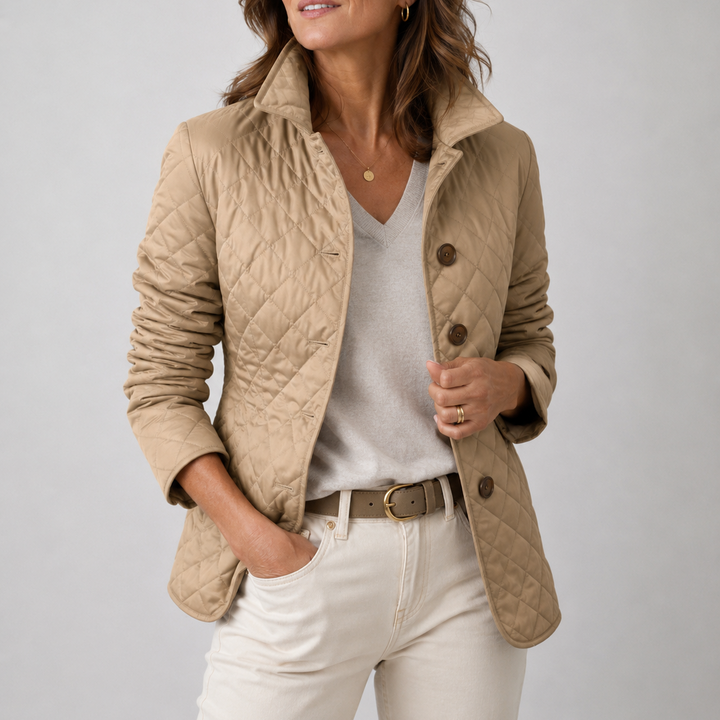 Beige Steppjacke mit Rautenmuster, getragen mit hellem V-Pullover, cremefarbener Hose und braunem Gürtel 1