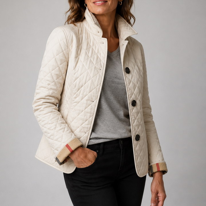 Cremefarbene Steppjacke mit Karo-Ärmelumschlag, getragen mit grauem V-Shirt und schwarzer Jeans, Hand in der Tasche 6