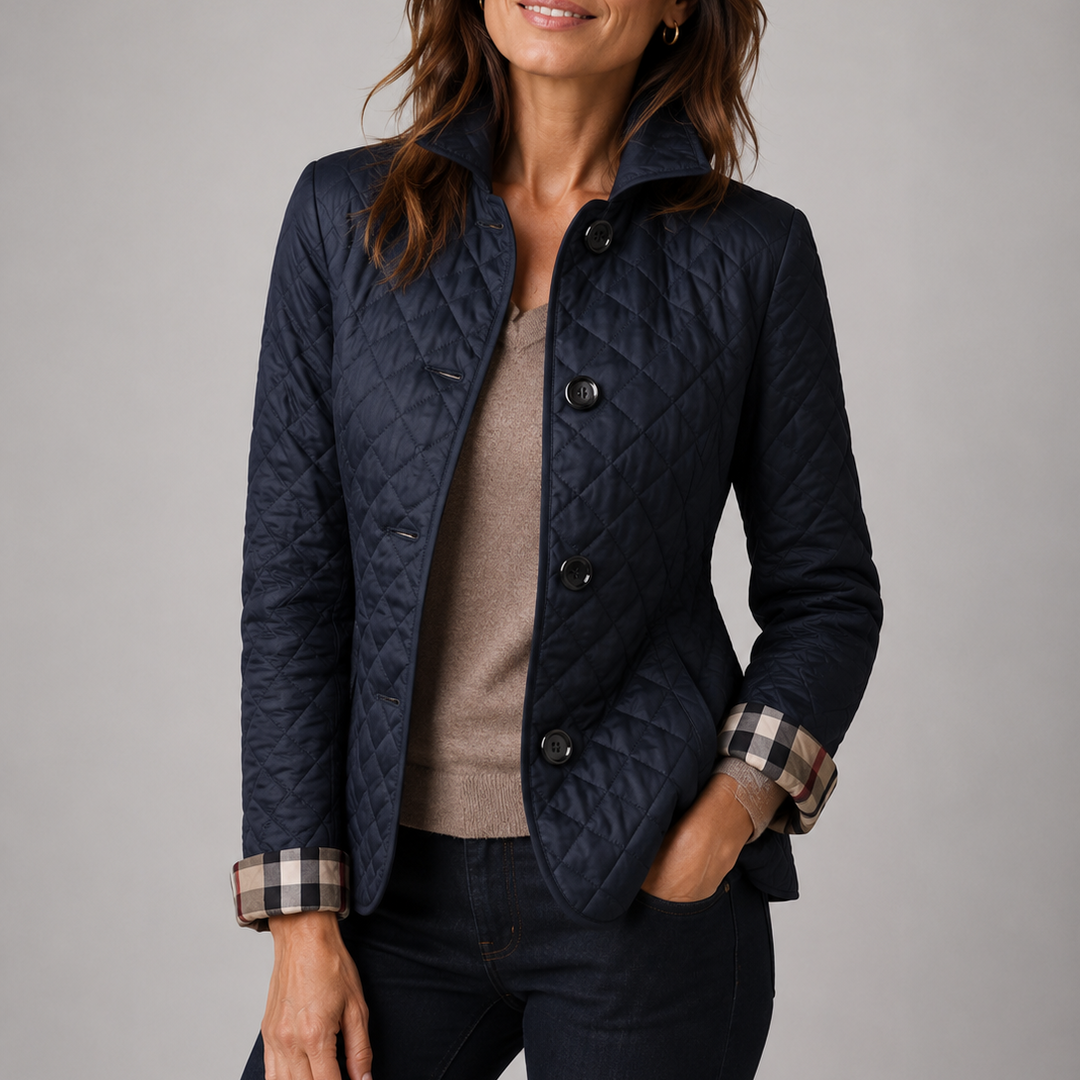 Marineblaue Steppjacke mit Karo-Ärmelumschlag, getragen mit taupefarbenem Pullover und dunkler Jeans 7