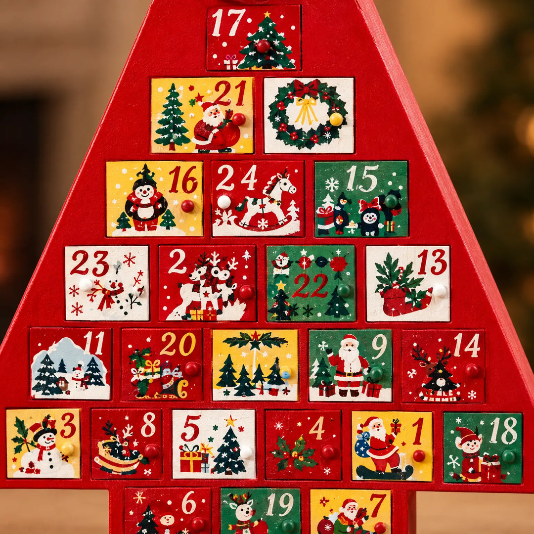 Nahaufnahme der bemalten Türchen des Adventskalenders mit kleinen runden Knöpfen und Motiven wie Weihnachtsmann, Schneemann, Rentier und Schaukelpferd. 3