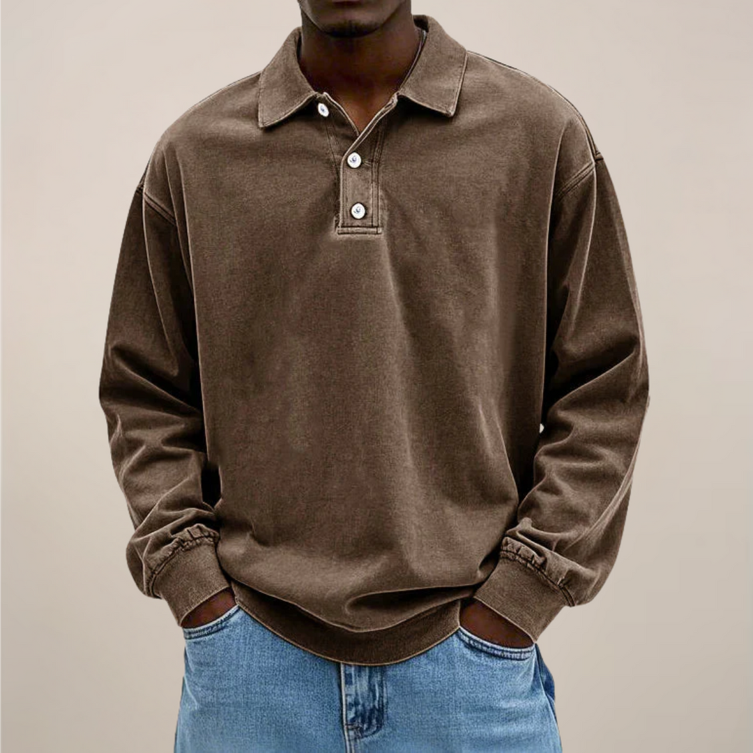 Model trägt das Poloshirt mit Knopfleiste in Braun, lockerer Schnitt, dazu helle Jeans. 3