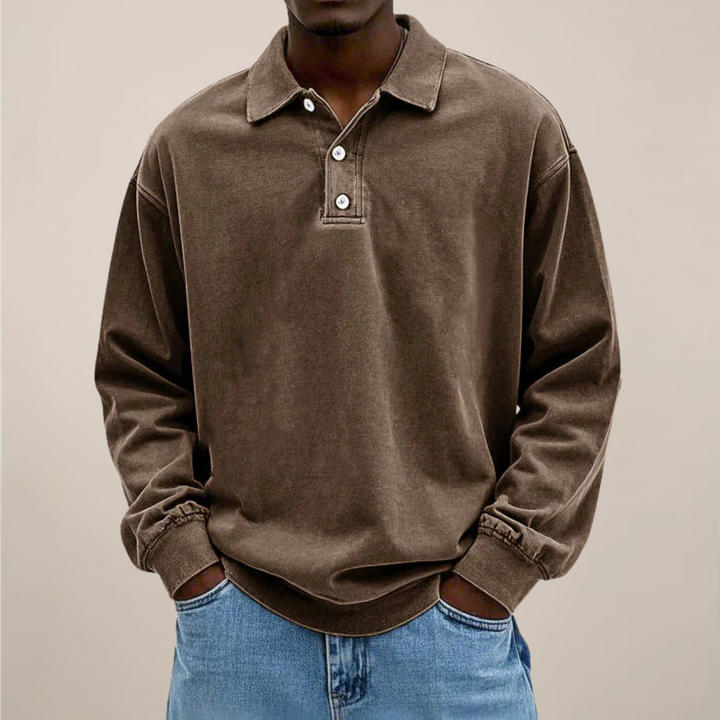 Model trägt das Poloshirt mit Knopfleiste in Braun, lockerer Schnitt, dazu helle Jeans. 3