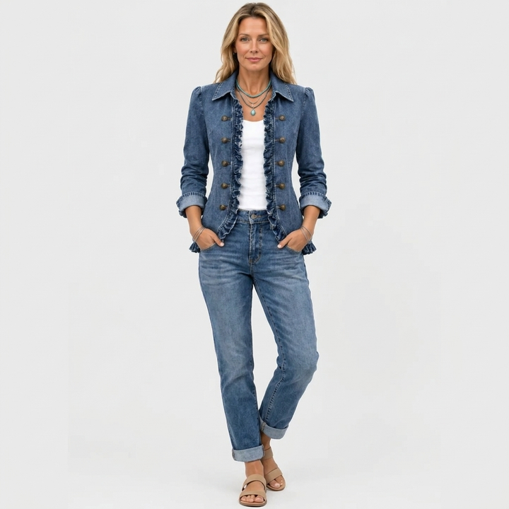 Ganzkörperansicht: Model trägt die Jeansjacke mit Rüschen zu Jeans mit umgeschlagenem Saum und beigen Sandalen 3