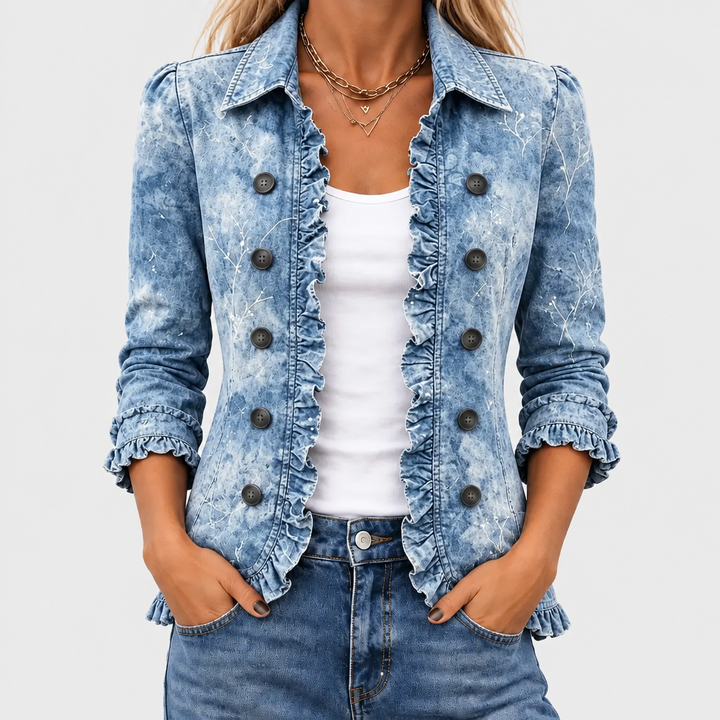 Nahaufnahme der Vorderseite: blaue Jacke mit Rüschenkanten und zweireihiger Knopfleiste, getragen zu weißem Top und Jeans 1
