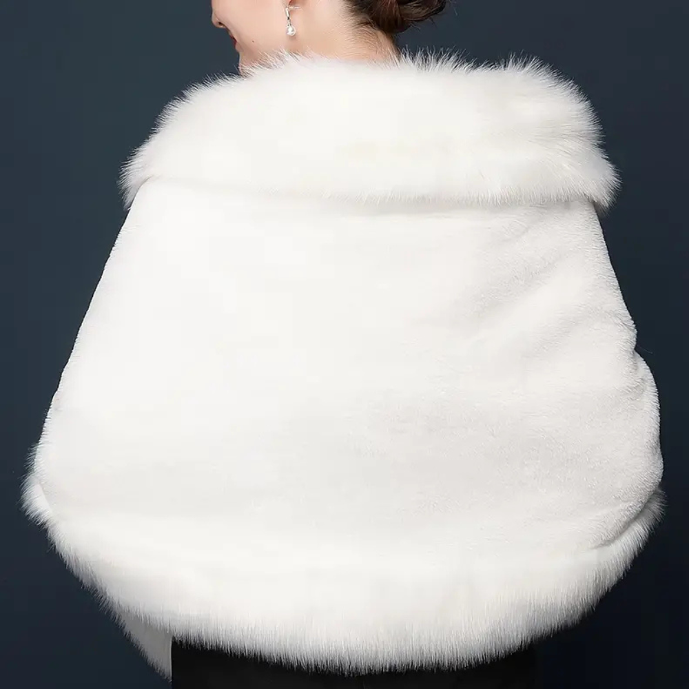 Weiße Pelzstola, elegant, Damenmode, Winteraccessoire, luxuriös, festlich, warm, stilvoll.
