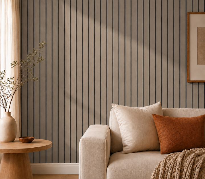 Nahaufnahme der grau-braunen Lamellenwand mit Sofa, Kissen, Beistelltisch und Vase im Streiflicht 26