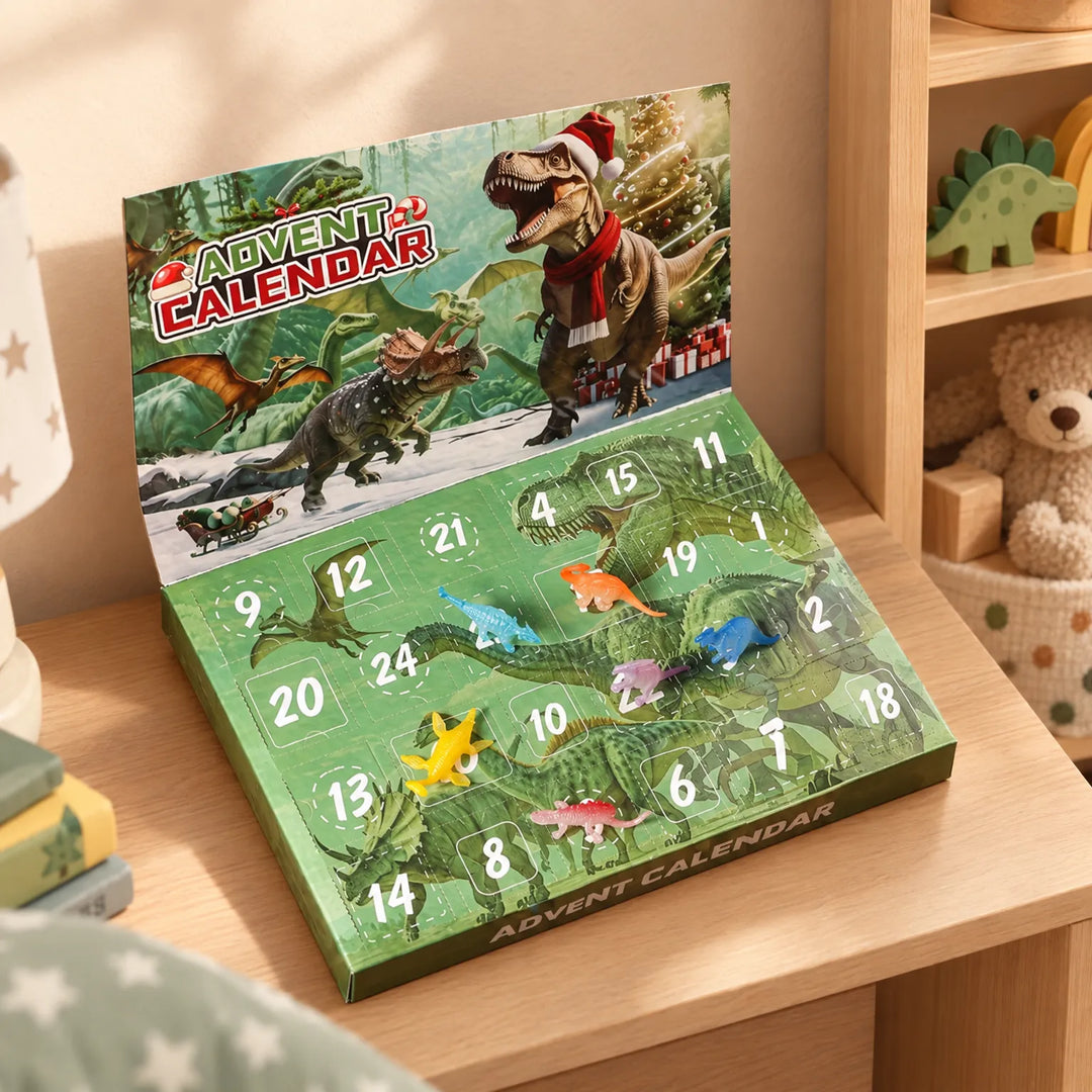 Aufgeklappter grüner Adventskalender mit Dinosaurier-Motiv und nummerierten Türchen, einige bunte Mini-Dinos liegen darauf, im Kinderzimmerregal neben Teddy und 1