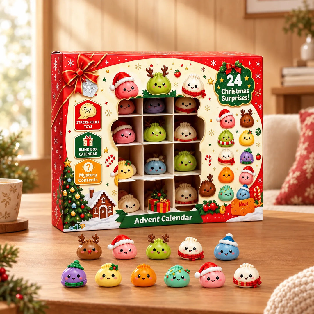 Rote Adventskalender-Schachtel mit Sichtfenster auf dem Holztisch, davor zehn bunte Knödel-Figuren mit Weihnachtsmützen, Geweih und Schals, weihnachtlich dekori 1