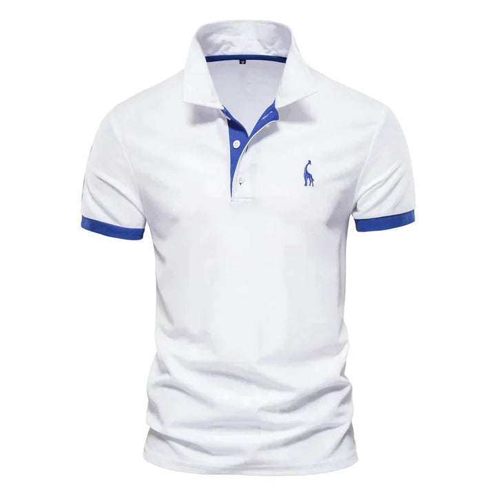 Weißes Poloshirt von vorn mit blauen Ärmelbündchen, blauem Kragenabschluss und blau gesticktem Giraffen-Motiv auf der Brust 3