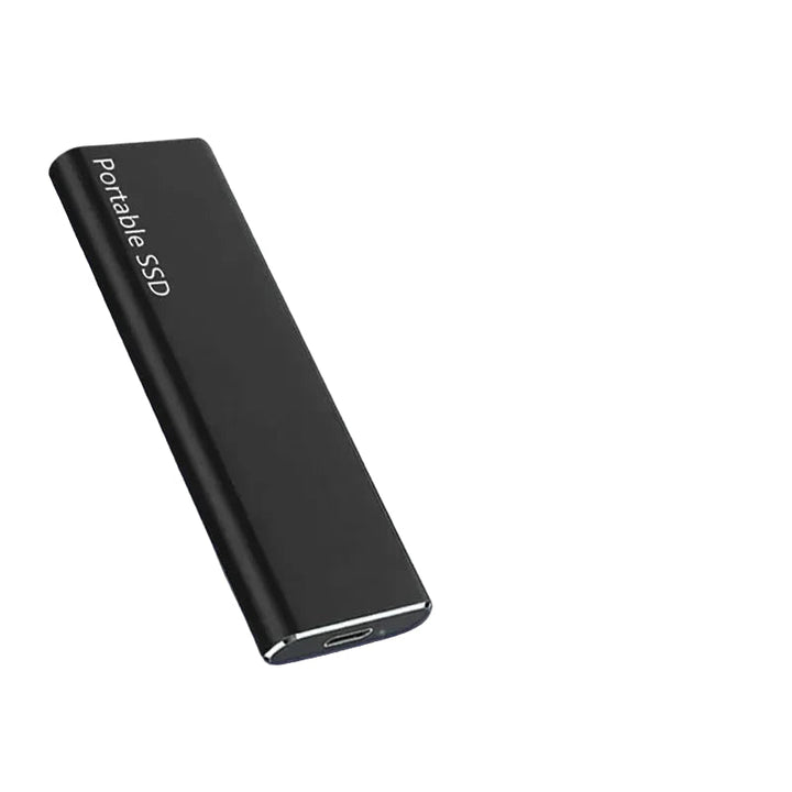 Schlanke schwarze externe Festplatte schräg von vorn auf weißem Hintergrund, mit USB-C-Anschluss an der schmalen Stirnseite. 1