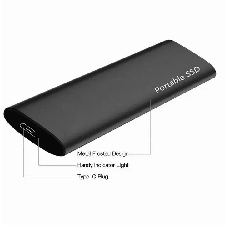 Schwarze Festplatte in Nahaufnahme mit Linien, die auf mattes Metallgehäuse, Kontrollleuchte und USB-C-Stecker an der Stirnseite hinweisen. 9