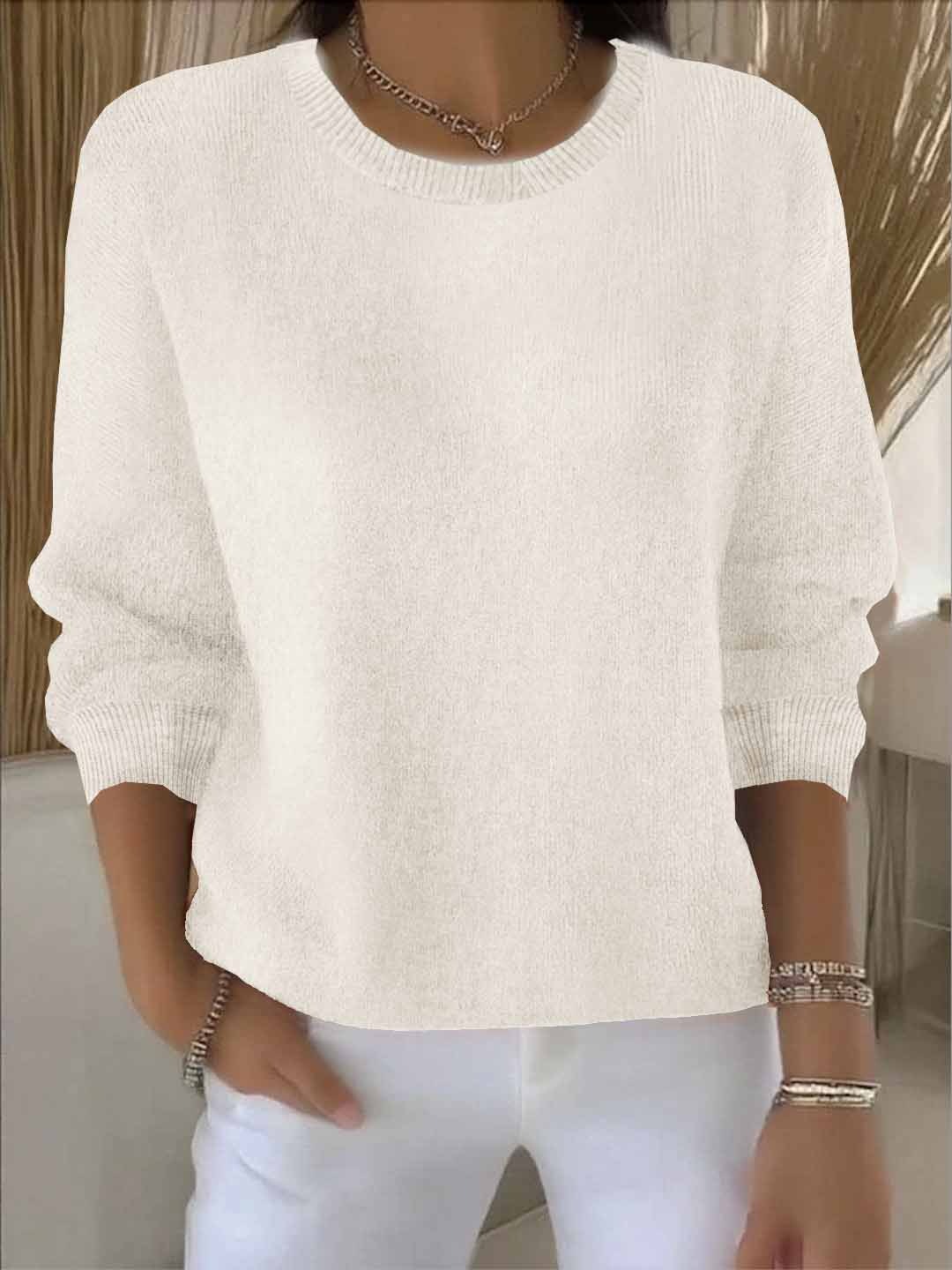 Cremefarbene Variante des Strickpullovers am Model, Frontansicht mit Rundhals und gerippten Ärmelbündchen 4
