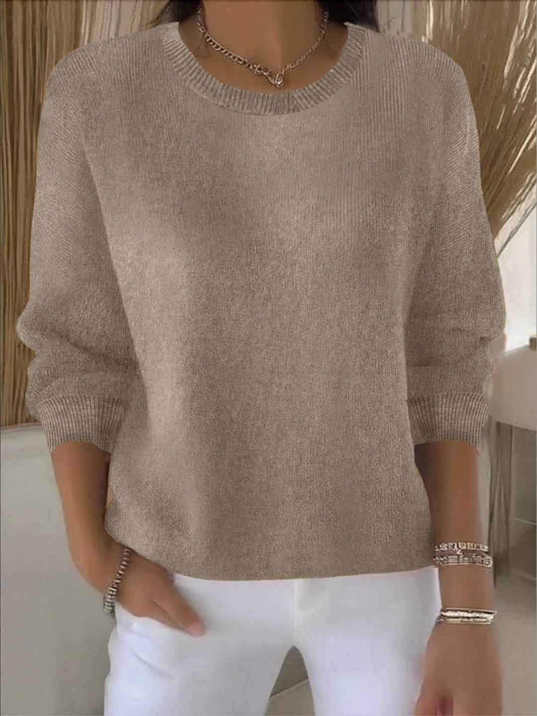 Taupefarbene Variante des Strickpullovers, getragen zu weißer Hose mit Halskette und mehreren Armbändern 5