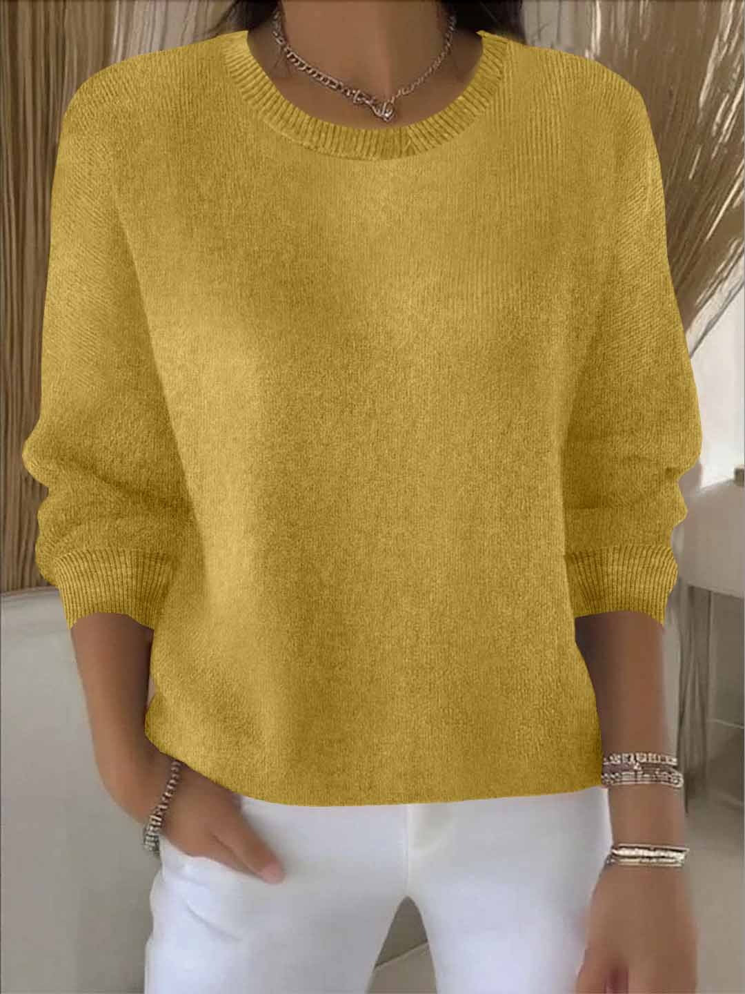 Senfgelbe Variante des Strickpullovers, Frontansicht am Model mit Rundhals und gerippten Bündchen 8