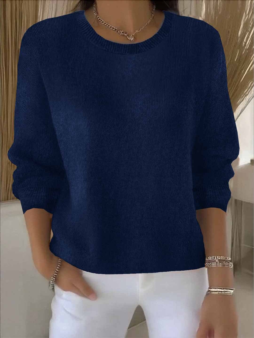 Dunkelblaue Variante des Strickpullovers am Model, getragen zu weißer Hose, Frontansicht mit Rundhalsausschnitt 9