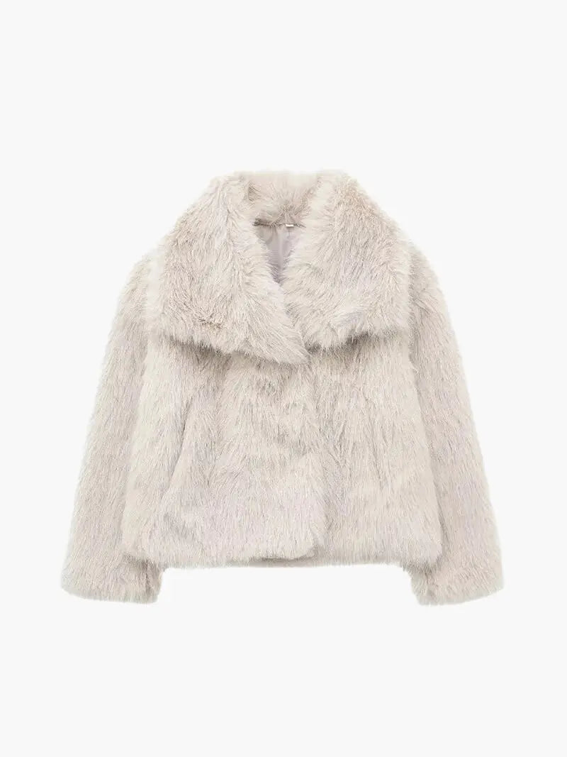 Kurzer Kunstfellmantel in hellem Beige, freigestellt von vorn, mit großem Kragen und flauschigem Fell 1