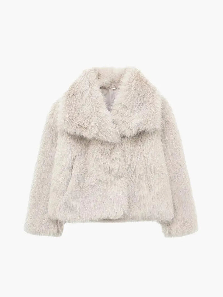 Kurzer Kunstfellmantel in hellem Beige, freigestellt von vorn, mit großem Kragen und flauschigem Fell 1
