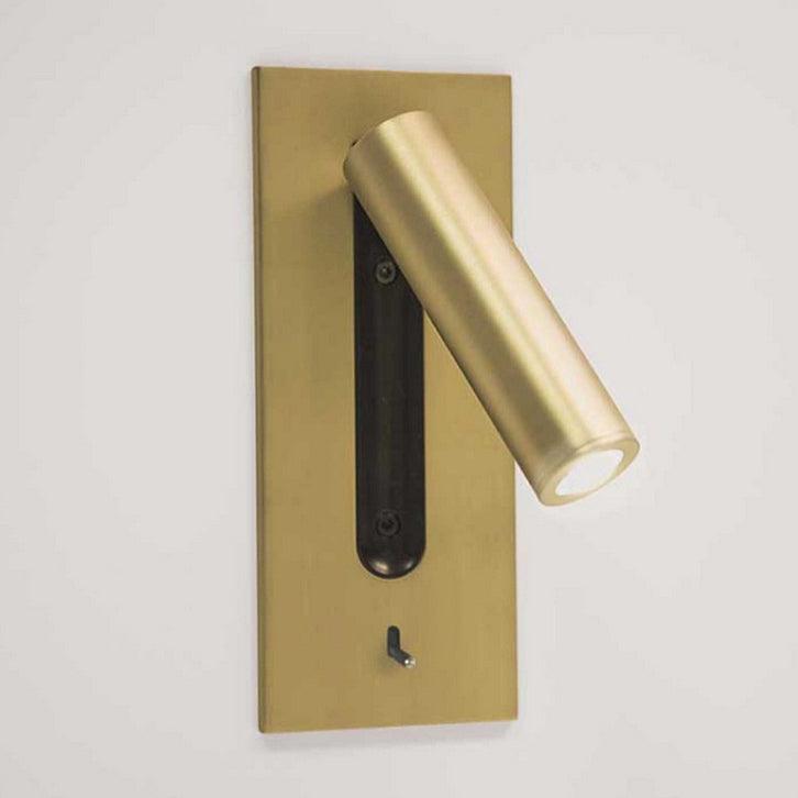 Goldfarbene Wandleuchte mit nach rechts geschwenktem Leuchtenkopf und schwarzer Aussparung 26
