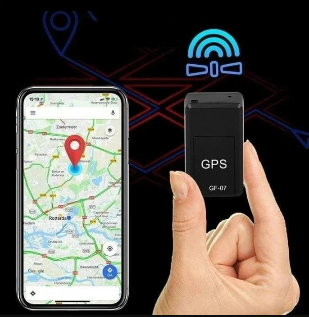 Hand hält den kleinen schwarzen Tracker neben einem Smartphone, das eine Straßenkarte mit rotem Standortmarker zeigt, vor dunklem Hintergrund mit Funksignal. 7